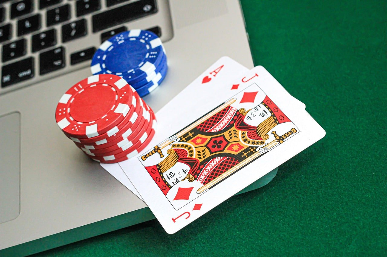 Live casino games and table games available on laro77 platform